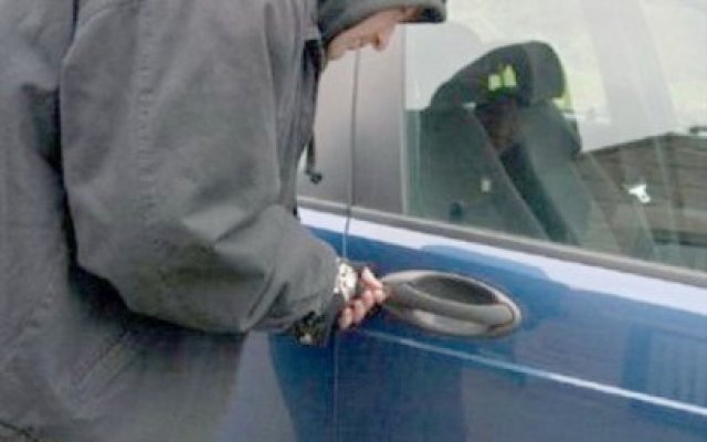 Hoţi săltaţi ca din oală, la furat din maşini